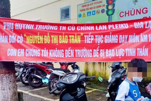 Gia Lai: Chuyển công tác cô giáo bị phụ huynh treo băng rôn phản đối trước cổng trường