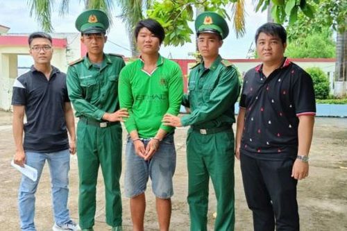 Bắt giữ đối tượng truy nã tội hiếp dâm trên tàu đánh cá