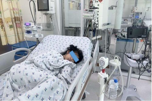 Sốt nhẹ vài ngày, bé gái 12 tuổi bất ngờ rơi vào nguy kịch
