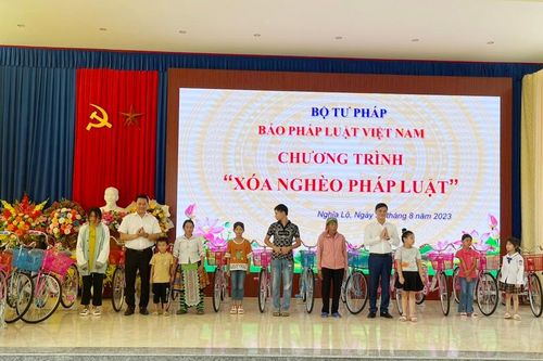 Văn phòng đại diện khu vực phía Bắc Báo Pháp luật Việt Nam trao quà 'Xóa nghèo Pháp luật' tại Yên Bái