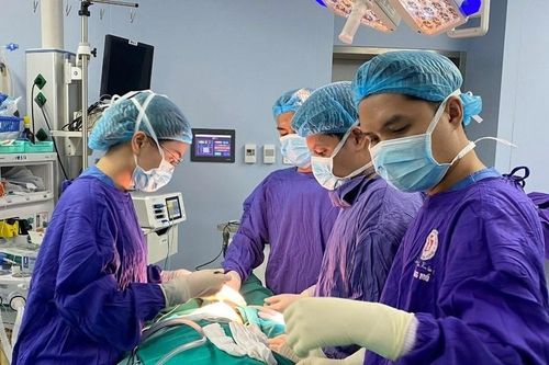 Cô gái trẻ viêm nhiễm hết vùng má do 'nghiện' tiêm filler
