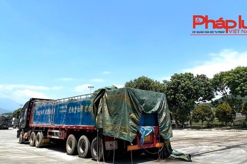 Xe chở cá tầm bốc mùi hôi thối tại Cửa khẩu quốc tế số II Kim Thành
