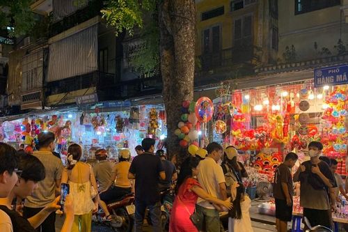 Không khí Trung thu sớm trên phố Hàng Mã