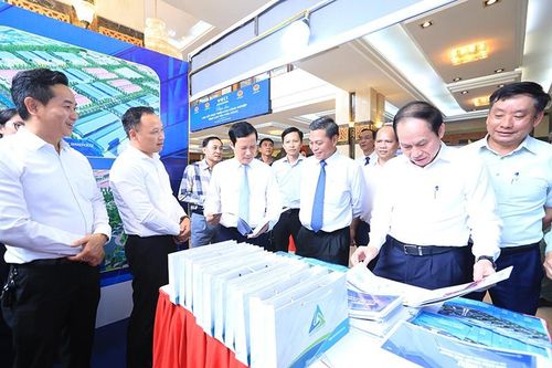 Lãnh đạo 4 tỉnh thành bàn việc liên kết để phát triển KCN trục cao tốc phía Đông miền Bắc
