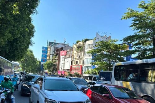 Người dân về quê nghỉ Lễ, cửa ngõ Thủ đô 'nèn cứng' xe cộ