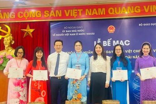 Bế mạc khóa tập huấn giảng dạy tiếng Việt cho giáo viên người Việt Nam ở nước ngoài
