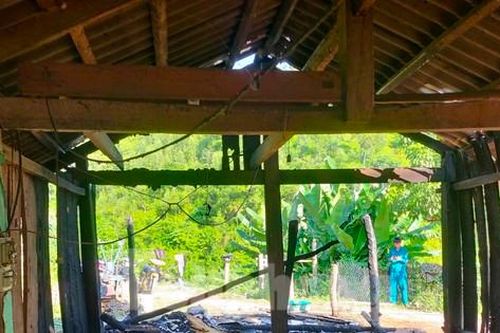 Ngôi nhà gỗ ở Lạng Sơn bốc cháy, bé trai cõng em ra khỏi nhà thoát nạn