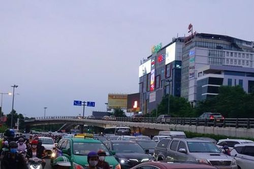 'Mướt mồ hôi' qua cửa ngõ sân bay Tân Sơn Nhất