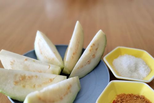 Cách đơn giản để giảm muối trên bàn ăn