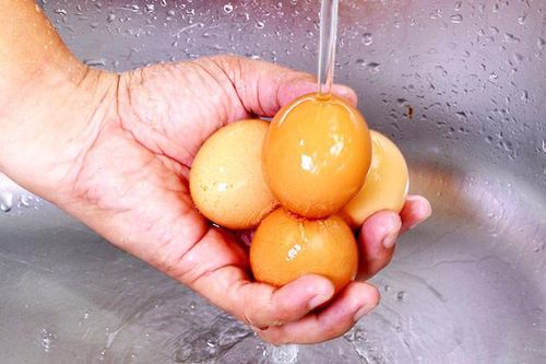 Có cần rửa trứng trước khi luộc, rán?