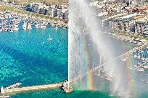 Đưa đầu vào đài phun nước khổng lồ, du khách bị hất tung lên trời phải nhập viện