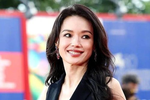 Thư Kỳ diện đầm đen xẻ ngực sâu quyến rũ tại LHP Venice