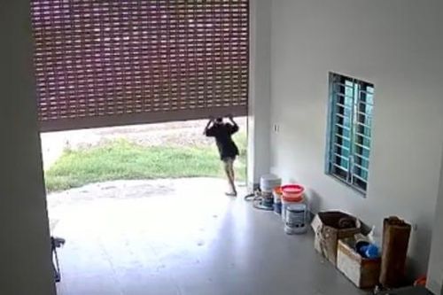 Bé gái bị cửa cuốn đè tử vong tại nhà