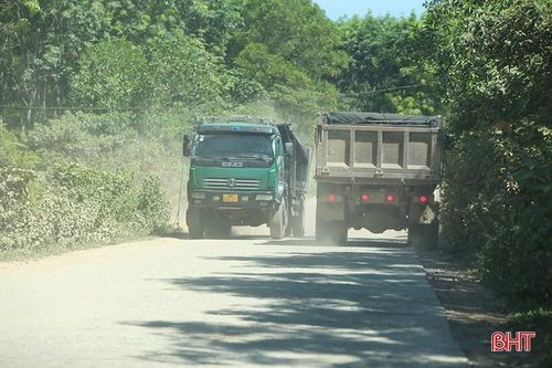 Xe chở đất cày nát đường, 'tra tấn' người dân