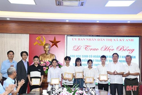 Thị xã Kỳ Anh trao học bổng cho 13 tân sinh viên gặp hoàn cảnh khó khăn