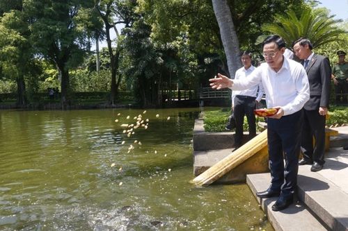 Hình ảnh Chủ tịch Quốc hội dâng hương tưởng niệm Bác Hồ tại Nhà 67