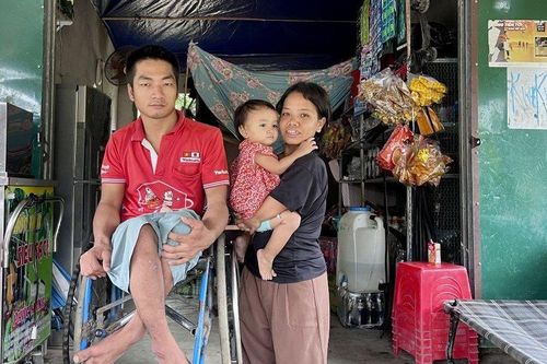 Chuyện tình tựa cổ tích của cặp đôi tật nguyền