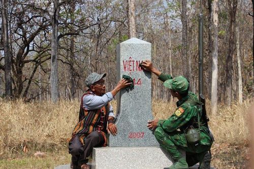 'Cột mốc sống' nơi biên cương