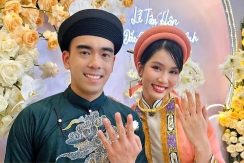 Á hậu Phương Anh hé lộ thiệp cưới, ấn định ngày lên xe hoa