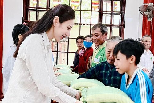 Thủy Tiên lộ diện trong chuyến đi từ thiện mùa Vu Lan, vẻ ngoài khác lạ thấy rõ