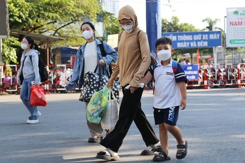 Trẻ em mệt mỏi cùng bố mẹ về quê nghỉ lễ 2/9 trong tiết trời nắng nóng
