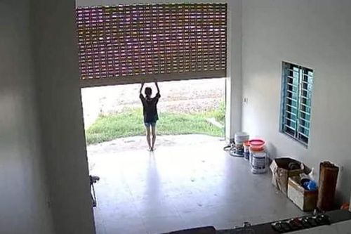 Clip thương tâm về bé gái bị cửa cuốn đè tử vong: Chính quyền xác nhận sự việc