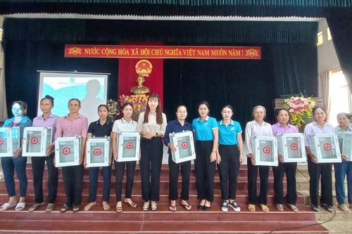 Hội LHPN tỉnh tập huấn và trao tủ thuốc y tế cho cán bộ, hội viên phụ nữ tham gia mô hình 5 có, 3 sạch