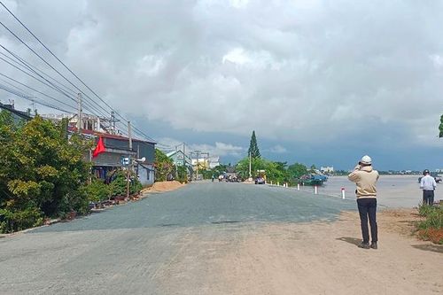 Thông xe kỹ thuật khu vực sạt lở đoạn qua ấp Bình Tân xã Bình Mỹ