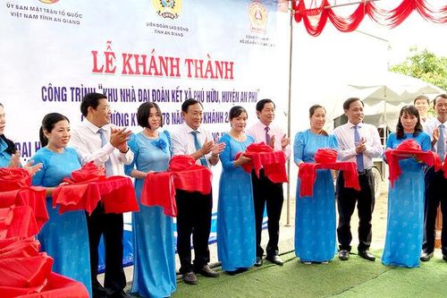 Khánh thành 20 căn nhà Đại đoàn kết ở xã Phú Hữu