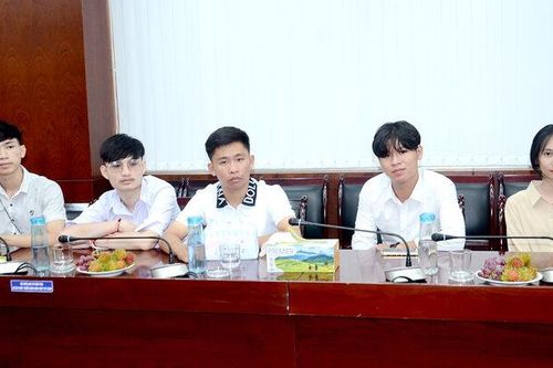 Đón tiếp 5 tân sinh viên Lào sang nhập học tại Trường Đại học An Giang