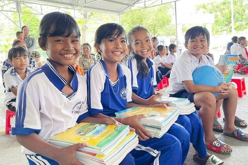 Thêm 192 bộ sách giáo khoa cho học sinh Khmer huyện Tri Tôn
