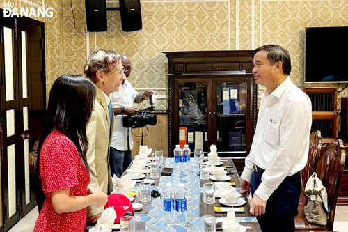 Chủ tịch UBND thành phố Lê Trung Chinh thăm và làm việc với nhà tài trợ Quỹ học bổng Odon Vallet
