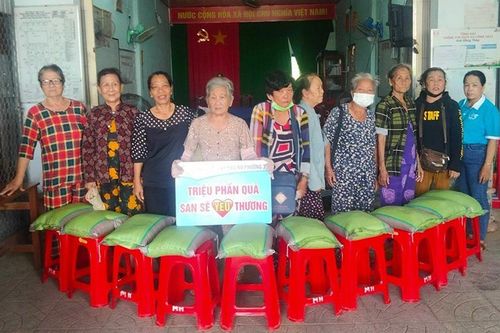 Trao tặng quà cho người dân có hoàn cảnh khó khăn