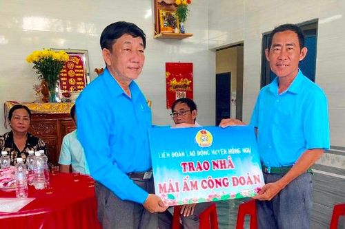 Bàn giao 'Mái ấm Công đoàn' cho đoàn viên gặp khó khăn về nhà ở