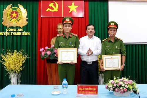 Khen thưởng các tập thể phá nhanh vụ gây rối trật tự công cộng và sử dụng vũ khí quân dụng