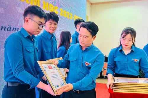Tặng bằng khen 38 tập thể, cá nhân có thành tích xuất sắc trong công tác Đoàn khối trường học