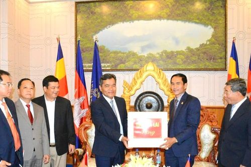 Tiếp tục vun đắp mối quan hệ đoàn kết hữu nghị, láng giềng bền chặt