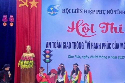 Phụ nữ Chư Pưh xây dựng văn hóa giao thông an toàn