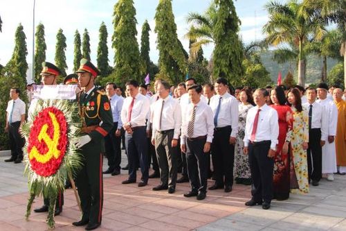 Lãnh đạo tỉnh đặt vòng hoa, dâng hương viếng Nghĩa trang liệt sĩ Hòn Dung