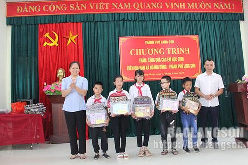 Thành phố Lạng Sơn: Tặng quà học sinh và trao tặng thẻ bảo hiểm y tế cho người dân có hoàn cảnh khó khăn