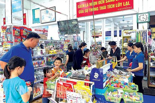Sôi động thị trường sách vở và đồ dùng học tập trước thềm năm học mới