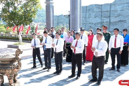 Dâng hương Đền thờ Bác Hồ và Nhà tưởng niệm các Anh hùng liệt sĩ Nhà tù Sơn La