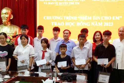 Trao học bổng cho trẻ em có hoàn cảnh đặc biệt