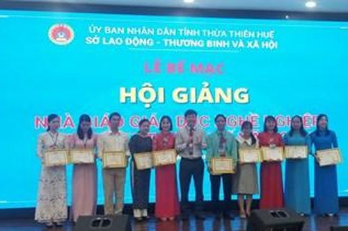 Trao giải cho cá nhân xuất sắc tham gia Hội giảng nhà giáo giáo dục nghề nghiệp tỉnh