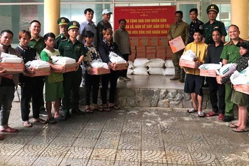 Tặng hàng trăm suất quà cho người dân các bản Lào