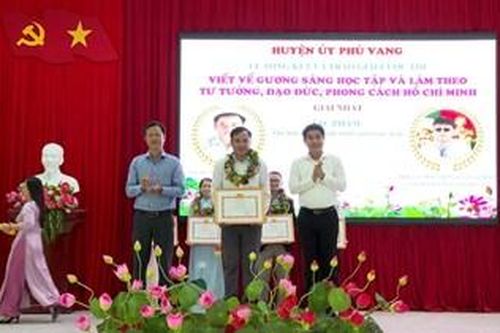 Phú Vang trao giải cuộc thi viết 'Học tập và làm theo tư tưởng, đạo đức, phong cách Hồ Chí Minh'