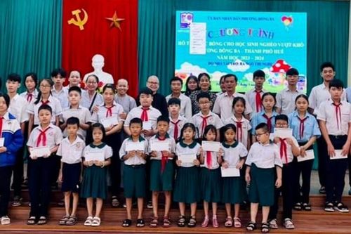 Trao học bổng cho học sinh nghèo vượt khó