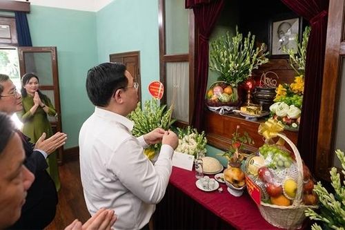 Chủ tịch Quốc hội Vương Đình Huệ dâng hương tưởng niệm Chủ tịch Hồ Chí Minh