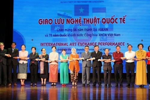 Hà Nội: Giao lưu nghệ thuật tôn vinh sắc màu văn hóa ASEAN