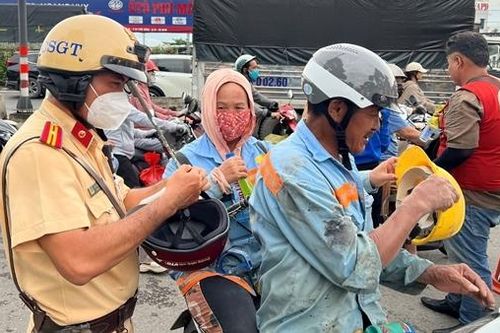 Người dân miền Tây nườm nượp về nghỉ lễ, CSGT tặng khăn lạnh, nước uống